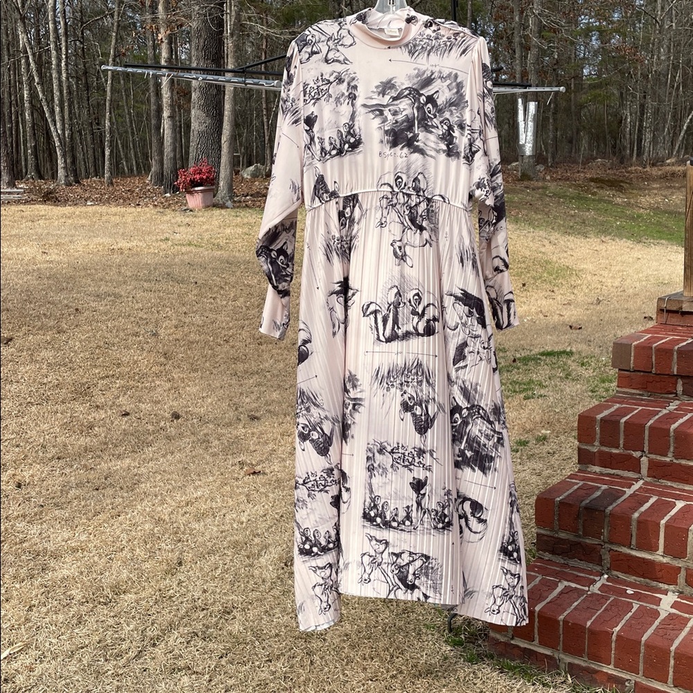 Zara Disney Stories Collection
Black and Cream Long Sleeve Midi Dress EUC